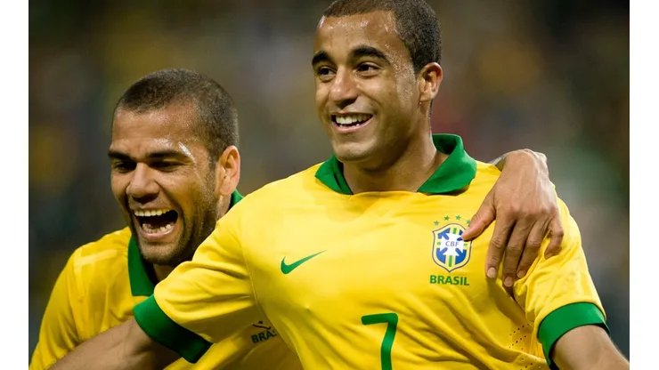 Lucas Moura ao lado de Daniel Alves com a camisa da Seleção Brasileira (Foto: Ramiro Furquim/AGIF)