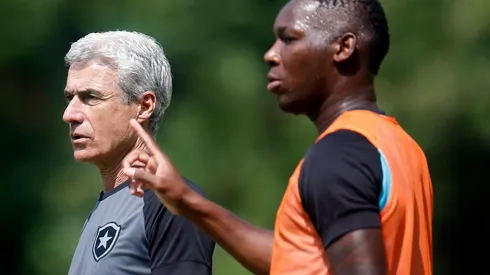 Foto: Vitor Silva/Botafogo/Divulgação - Luís Castro e Patrick de Paula: treinador abriu o jogo sobre situação do volante