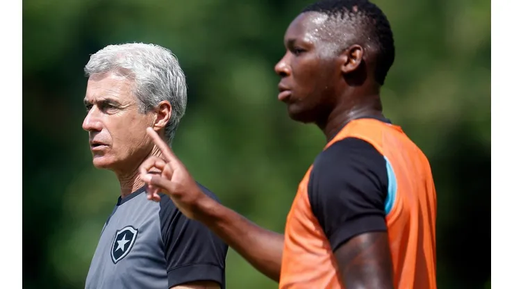 Foto: Vitor Silva/Botafogo/Divulgação - Luís Castro e Patrick de Paula: treinador abriu o jogo sobre situação do volante