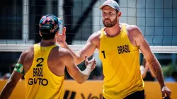 Alison e Guto festejam durante vitória em Roma — Foto: Divulgação CBV