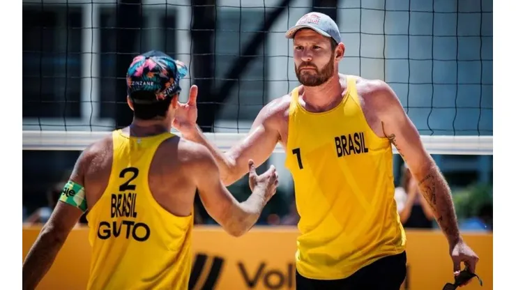 Alison e Guto festejam durante vitória em Roma — Foto: Divulgação CBV