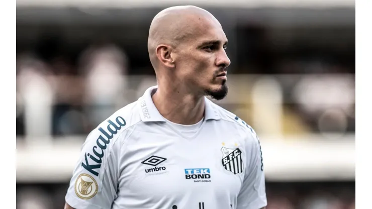 Maicon expõe briga por posição no Santos e analisa escolhas do técnico
