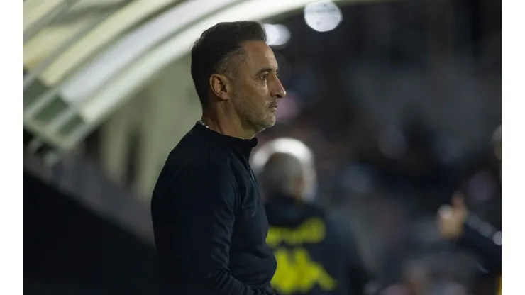 Foto: (Diogo Reis/AGIF) - Vítor Pereira revelou que precisou de um tempo para considerar a oferta do Corinthians antes de assumir o cargo