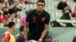 Foto: Robson Mafra/AGIF - Com técnico interino, o Athletico venceu o Ceará por 1 a 0