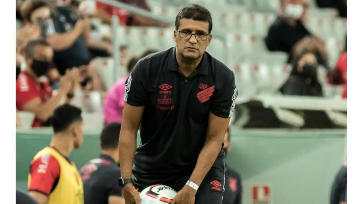 Foto: Robson Mafra/AGIF - Com técnico interino, o Athletico venceu o Ceará por 1 a 0