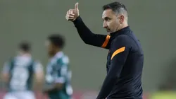 Alexandre Schneider/Getty Images/ Vítor Pereira surpreende e relaciona jovem da base no lugar de atacante para duelo contra RB Bragantino.
