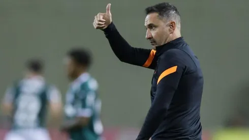 Alexandre Schneider/Getty Images/ Vítor Pereira surpreende e relaciona jovem da base no lugar de atacante para duelo contra RB Bragantino.