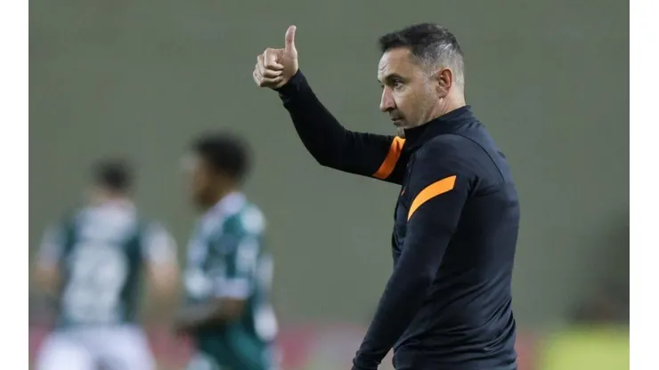 Alexandre Schneider/Getty Images/ Vítor Pereira surpreende e relaciona jovem da base no lugar de atacante para duelo contra RB Bragantino.