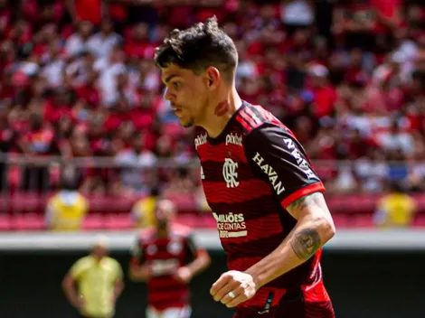 Ayrton Lucas ‘escorrega’ pelo Flamengo e torcida não perdoa lance nas redes sociais