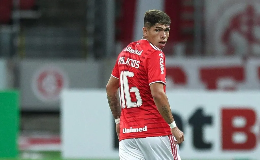 Carlos Palacios se envolve em confusão na Seleção chilena (Foto: Fernando Alves/AGIF)