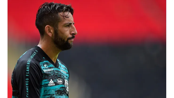Foto: Thiago Ribeiro/AGIF - Isla (foto) tem dias contados no Flamengo, que busca, em stand-by, um LD no mercado