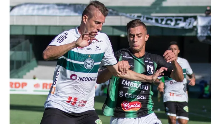 Foto: Robson Mafra/AGIF - Henrique: de volta ao Coritiba para 2º jogo da final