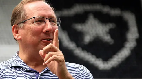 Vitor Silva/Botafogo - Textor tenta tirar lateral da Europa