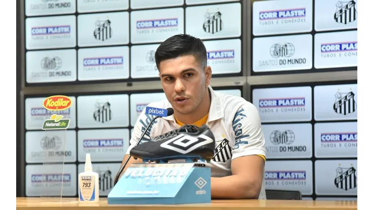 Foto: (Flickr Oficial Santos/Ivan Storti/Santos FC) - Rodrigo Fernández, também conhecido como 'Pitbull', foi oficialmente apresentado pelo Santos nesta quinta (31)
