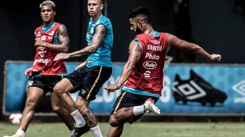 John Textor abre o bolso para contratar titular do Santos; CONFIRA