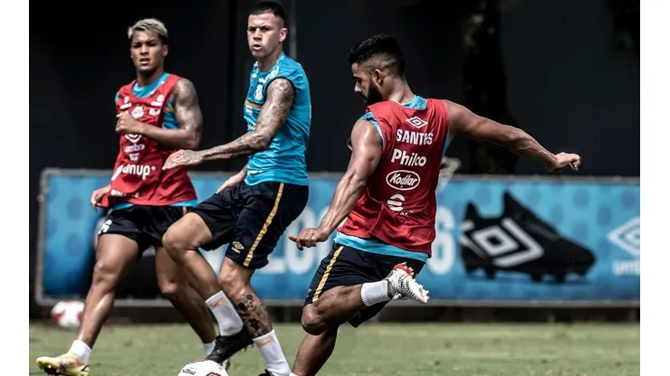 John Textor abre o bolso para contratar titular do Santos; CONFIRA