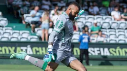 Foto: (Robson Mafra/AGIF) - Alex Muralha protagonizou uma falha grotesca no gol do Coritiba neste domingo (6)