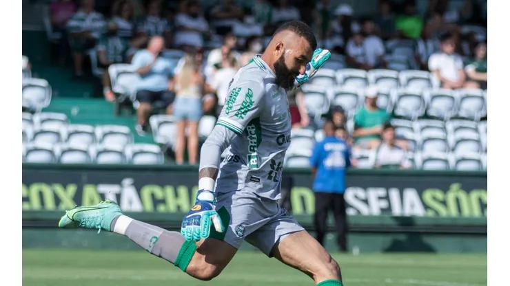 Foto: (Robson Mafra/AGIF) - Alex Muralha protagonizou uma falha grotesca no gol do Coritiba neste domingo (6)