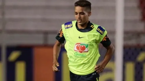 Pedrinho com a camisa da Seleção Brasileira (Foto: Caio Falcão/AGIF)
