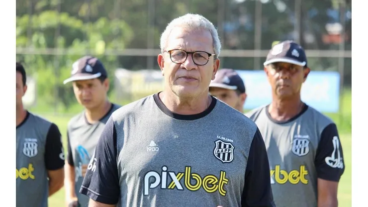 Foto/Reprodução: Twitter Oficial da Ponte Preta: @aapp_oficial - Hélio se encontra em situação complicada