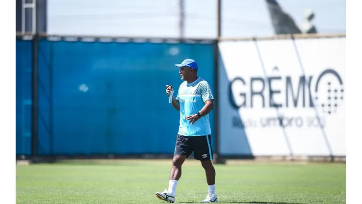 Roger Machado avaliou nome de ex-goleiro do Flamengo para chegar ao Grêmio para o restante da temporada