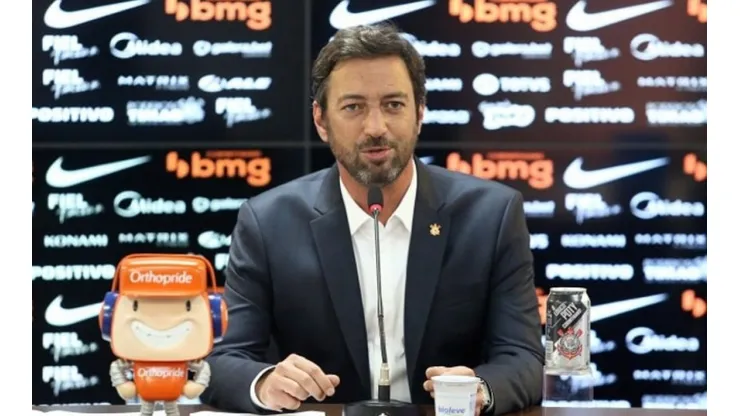Em busca de centroavante para o Corinthians, Duílio Monteiro recebe sugestão de jornalista: "Contribuiria"