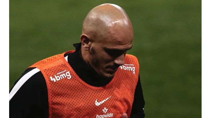 - Fábio Santos sentiu dores na lombar e foi poupado durante os treinamentos