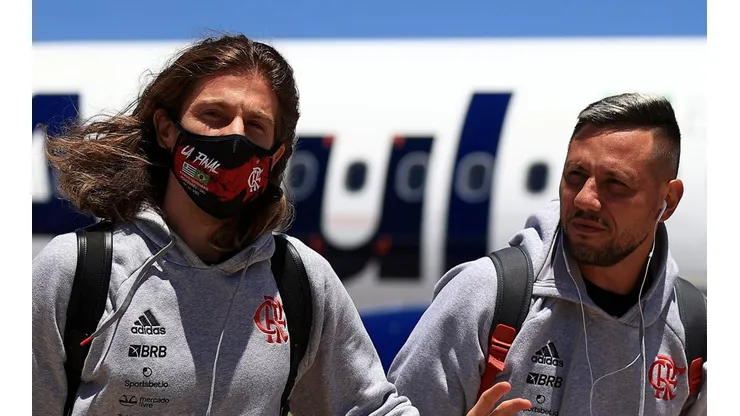 - Filipe Luís ao lado de Diego Alves