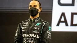 Foto: Cristiano Barni ATPImages/Getty Images - Lewis Hamilton no pódio do GP de Abu Dhabi da F1 em 2021
