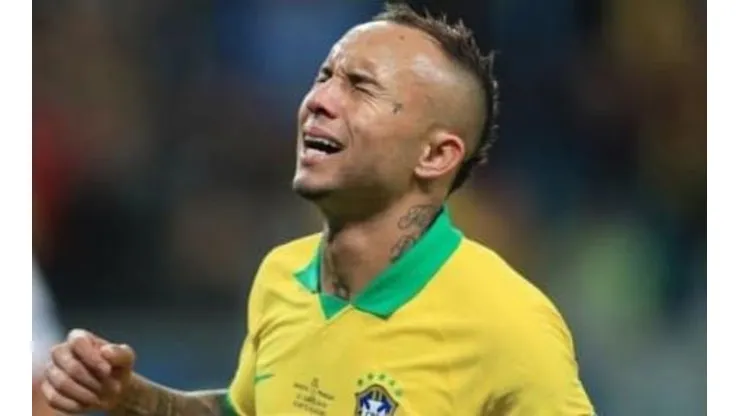 - O jogador preferiu ficar na Europa após a proposta feita pelo Fla