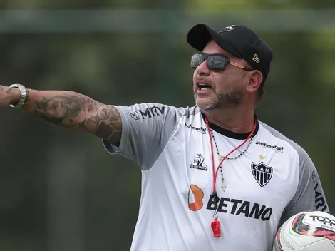 Fim de roupa azul e bronca na imprensa argentina; Mohamed conquista bastidores do Galo