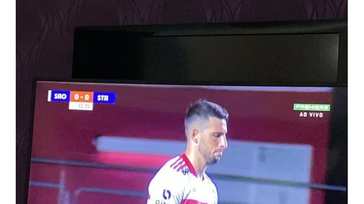 Wyllian Rocha assistindo São Paulo x Santo André (Foto: Reprodução/Instagram)