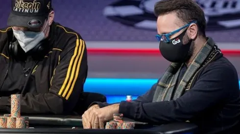 Phil Hellmuth e Danie Negreanu utilizam máscaras faciais (Foto: Melissa Haereiti/PokerNews)