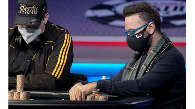Phil Hellmuth e Danie Negreanu utilizam máscaras faciais (Foto: Melissa Haereiti/PokerNews)