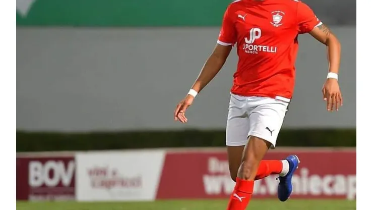 Luc]ao com a bola defendendo o Nadur na Liga de Gozo (Foto: Anthony Cassar/Federação de Gozo)