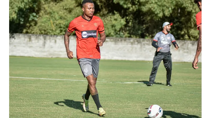 Atacante Erik expõe um dos principais focos do Vitória na temporada e enfatiza: "Vamos em busca"