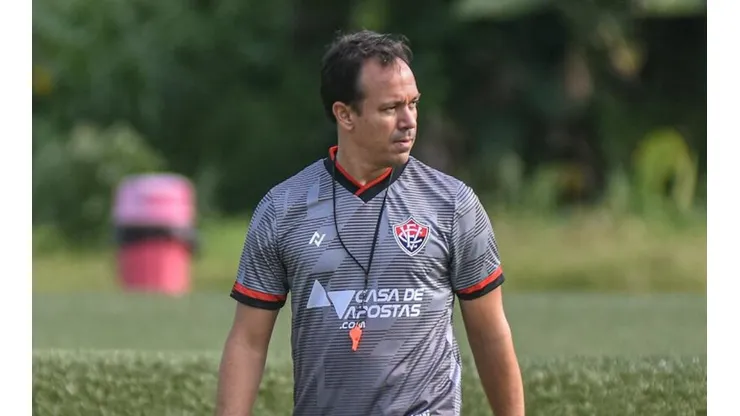 Foto: (Flickr Oficial Vitória/Pietro Carpi) - Dado Cavalcanti, técnico do Vitória, já sabe que o primeiro desafio do Leão na Série C 2022 será fora de casa