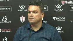 Dragão TV/ Divulgação/ Adson Batista vê como positiva a saída de Marcelo Cabo no comando do Atlético-GO: "Mudança é importante"