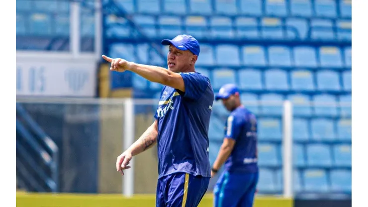 Foto: Leandro Boeira/Avaí | Marquinhos vem auxiliando Fabricio Bento no comando técnico do Avaí