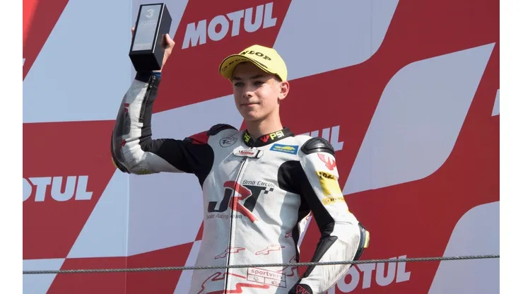 Mirco Lazzari gp/Getty Images - Jovem piloto com troféu após vencer uma corrida em 2021