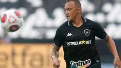 Foto: Vitor Silva/Botafogo/Divulgação - Carlinhos: titular virou baixa para Enderson Moreira