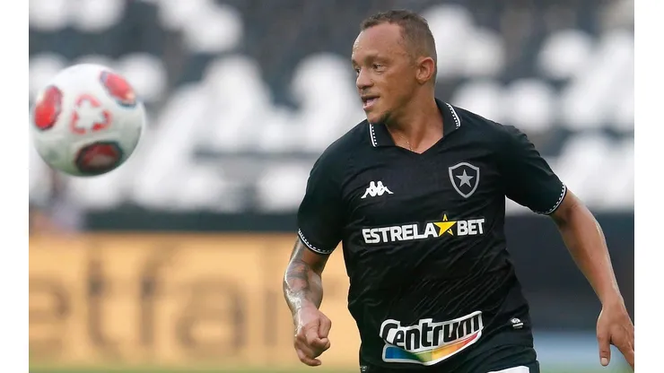 Foto: Vitor Silva/Botafogo/Divulgação - Carlinhos: titular virou baixa para Enderson Moreira