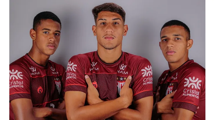 Foto: (Flickr Oficial Atlético-GO/Bruno Corsino/ACG) - Daniel, ao centro, sofreu uma grave lesão no joelho esquerdo