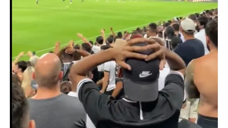 Foto: Reprodução/Twitter - Torcedor do Santos se infiltrou em meio dos corintianos e comemorou gols de Marcos Leonardo