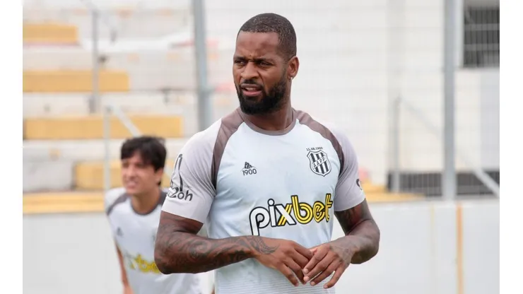 Foto: (Flickr Oficial Ponte Preta/Diego Almeida/PontePress) - O zagueiro Dedé deve estrear com a camisa da Ponte Preta neste sábado (29)