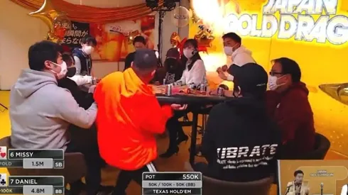 Assustadora reação em torneio de poker no Japão (Foto: Reprodução/Youtube Poker Live Osaka)