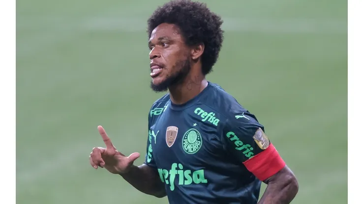 Luiz Adriano com a camisa do Palmeiras (Foto: Marcello Zambrana/AGIF)