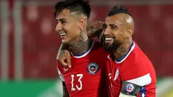 Foto: Ivan Alvarado - Pool/Getty Images - Alvo de Paulo Sousa, Pulgar comemora gol ao lado de Vidal na seleção do Chile