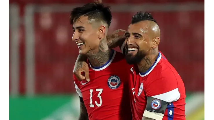 Foto: Ivan Alvarado - Pool/Getty Images - Alvo de Paulo Sousa, Pulgar comemora gol ao lado de Vidal na seleção do Chile