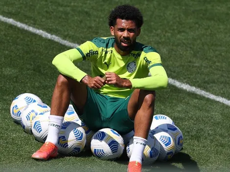 Matheus Fernandes mostra seu cartão de visita para torcida do Athletico